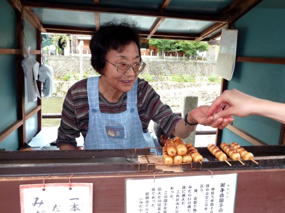 Des brochettes de mochi grillés et salés