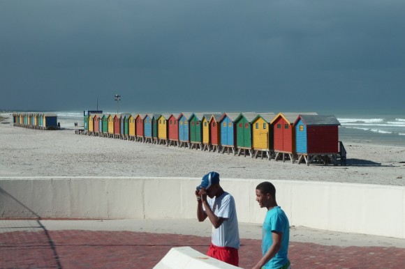 Muizenberg, la plage aux cabanes colorées, est aussi un spot de surf dans la péninsule du Cap (Afrique du Sud).