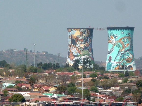 Les tours de l'ancienne centrale, emblématiques de Soweto