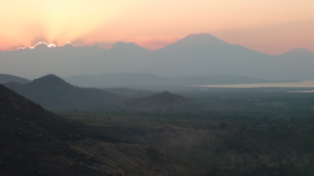 Des collines de Pemuteran, la vue sur les volcans de Java.