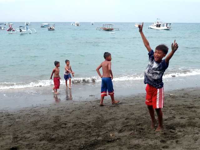 A Pemuteran, les enfants viennent jouer sur la plage en fin de journée.