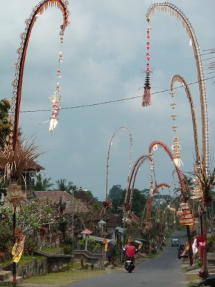 Un village près d'Ubud décoré pour les fêtes, à Bali.
