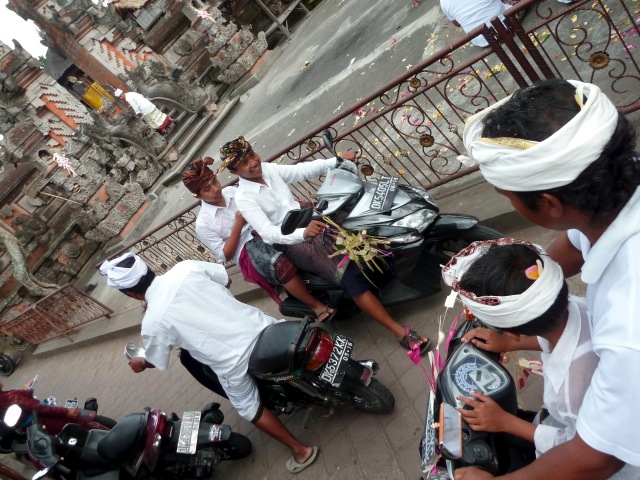 Evidemment, tout le monde au temple en motorbike (Ubud)