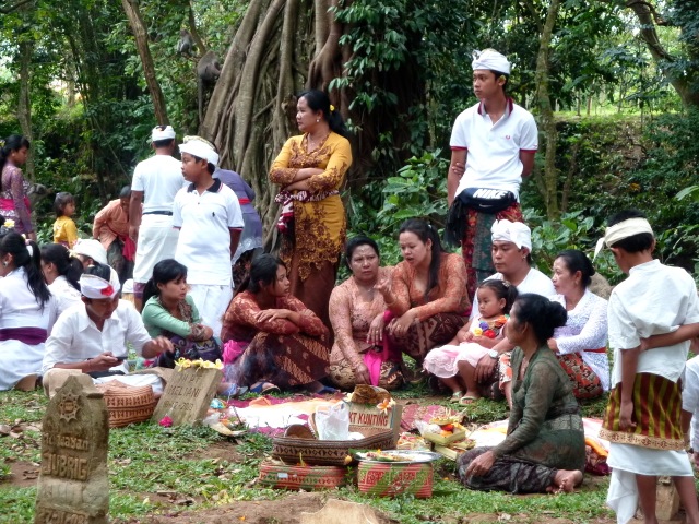 Recueillement familial devant la tombe d'un défunt (Ubud)