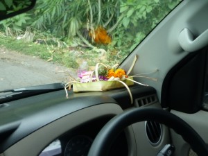 Offrande dans une voiture, à Bali.