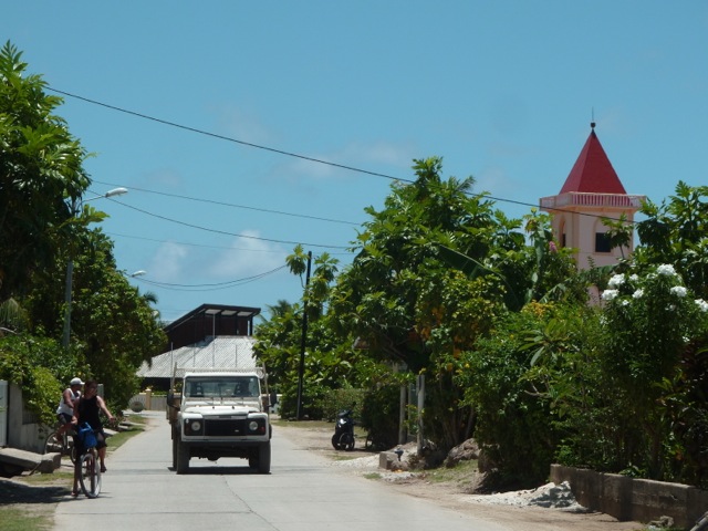 La route qui fait le tour de l'île à Maupiti.