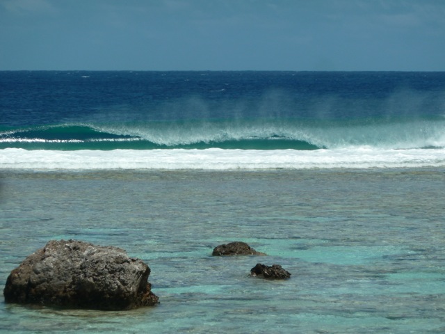 Vague sur le récif et l'océan à Maupiti.