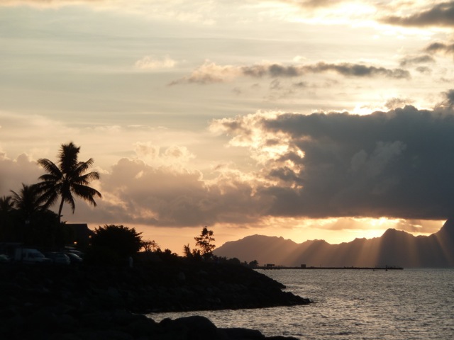 Coucher de soleil sur Mooréa depuis Papeete.