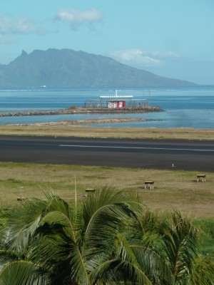 Aéroport de Faa'a et l'île de Moorea.
