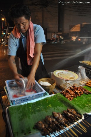 Brochettes de foie et autres, à Bangkok.