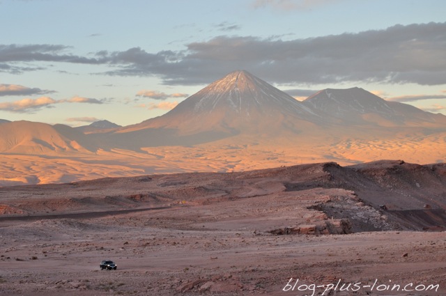 Le Licancabur, vue de la Valle de la muerte. Désert d'Atacama. Chili.