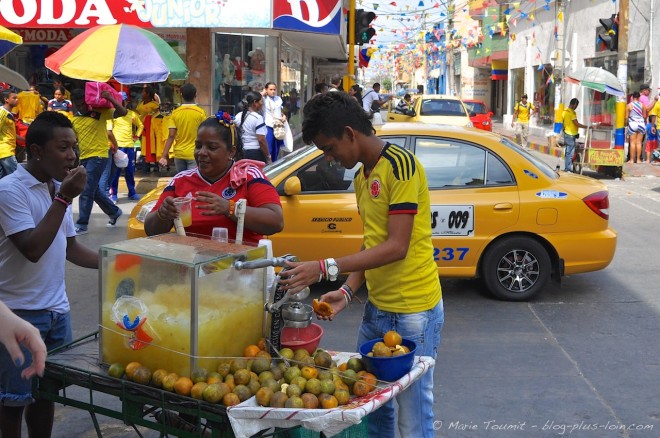 Vendeurs de jus, à Santa Marta, le jour du match de 8es de finale Colombie-Uruguay.