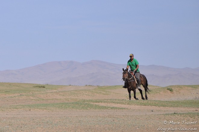 Mongolie : un homme à cheval, près d'Oulan Bator.