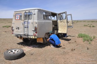 Mongolie : un pneu crevé.