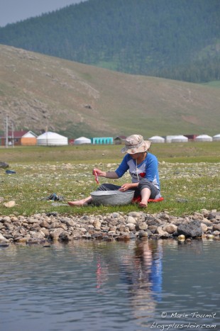 Laver le linge à la rivière (Mongolie).