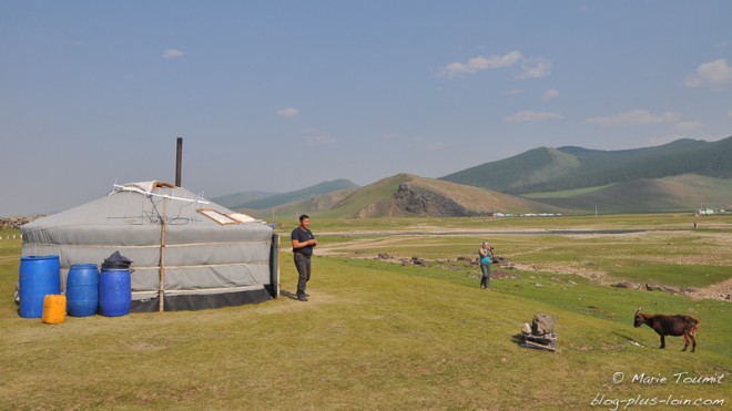 Yourte face à la plaine, en Mongolie.