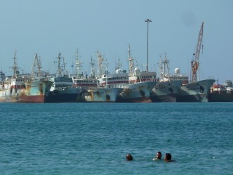 Bain au bord de la plage Laginha, Mindelo (Cap-Vert)