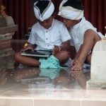Les enfants de la famille sont en habit traditionnel (Ubud)