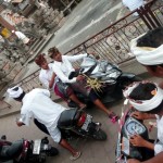 Evidemment, tout le monde au temple en motorbike (Ubud)