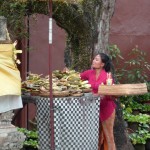 Dans la rue, des piles d'offrandes (Ubud)