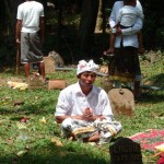 Recueillement devant la tombe d'un défunt (Ubud)