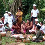 Recueillement familial devant la tombe d'un défunt (Ubud)