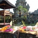 Devant un temple, à Ubud.
