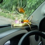Offrande dans une voiture, à Bali.