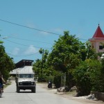 La route qui fait le tour de l'île à Maupiti.