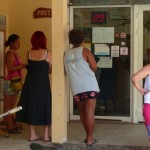 Queue à la Poste de Maupiti.