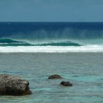 Vague sur le récif et l'océan à Maupiti.