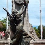 Tahitienne au monument aux morts, à Papeete.