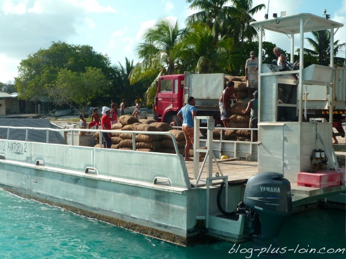 Chargement des sacs de coprah, à Rangiroa.