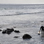 Retour de surf, à Hanga Roa. Rapa Nui.