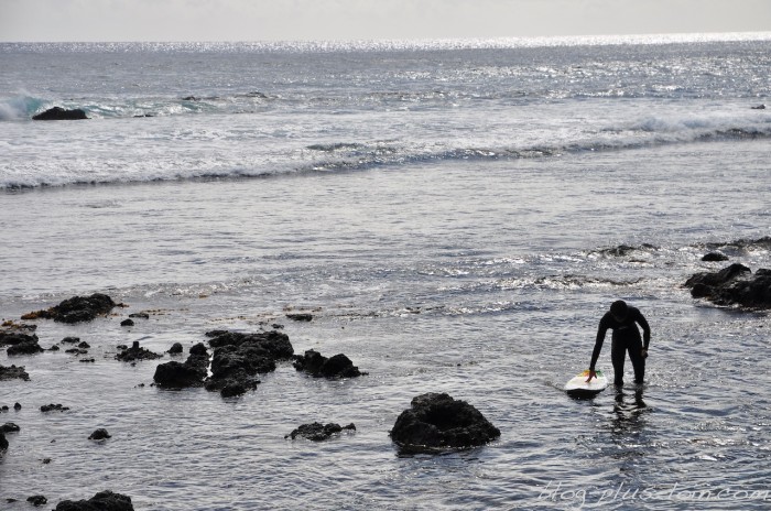 Retour de surf, à Hanga Roa. Rapa Nui.