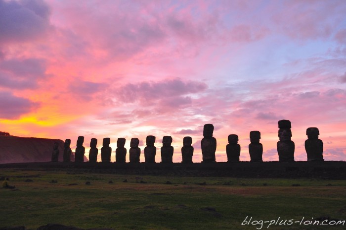 Lever de soleil sur l'Ahu Tongariki.