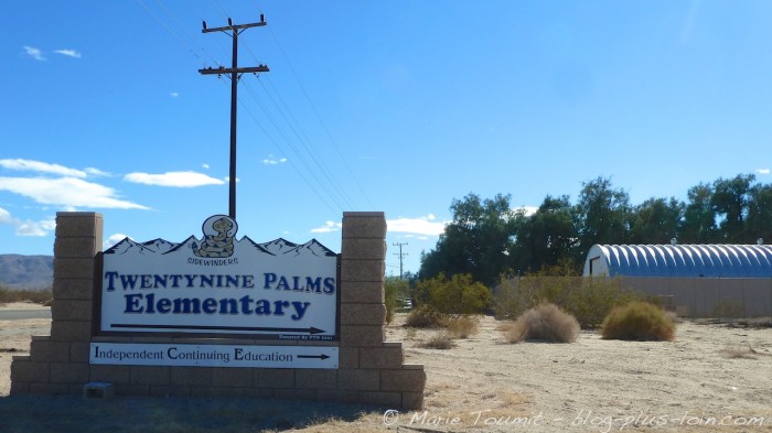 Panneau d'une école de Twentynine palms. Californie.